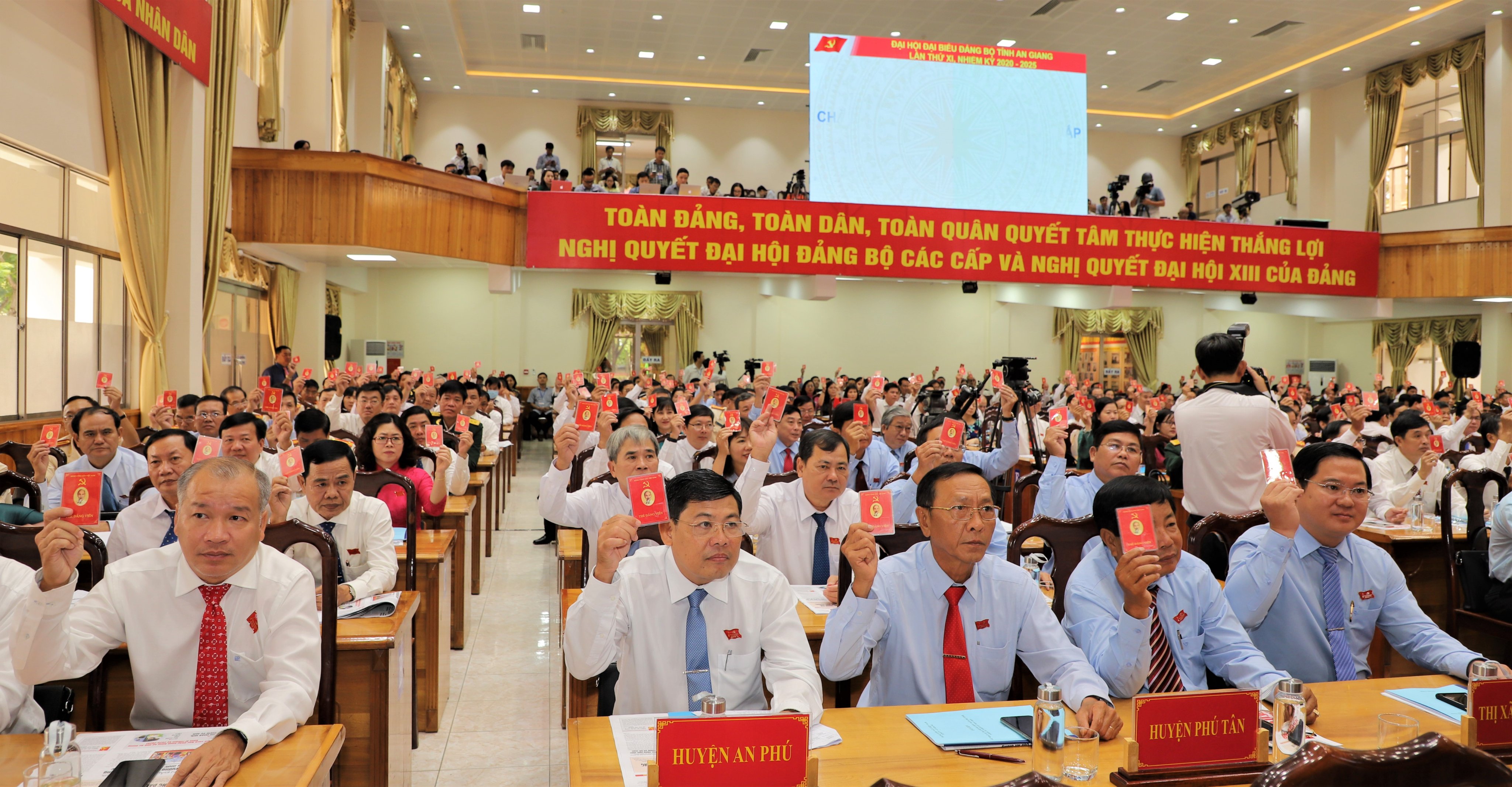 Les délégués ont voté pour approuver la résolution du 7e Congrès provincial du Parti. Photo: baobariavungtau