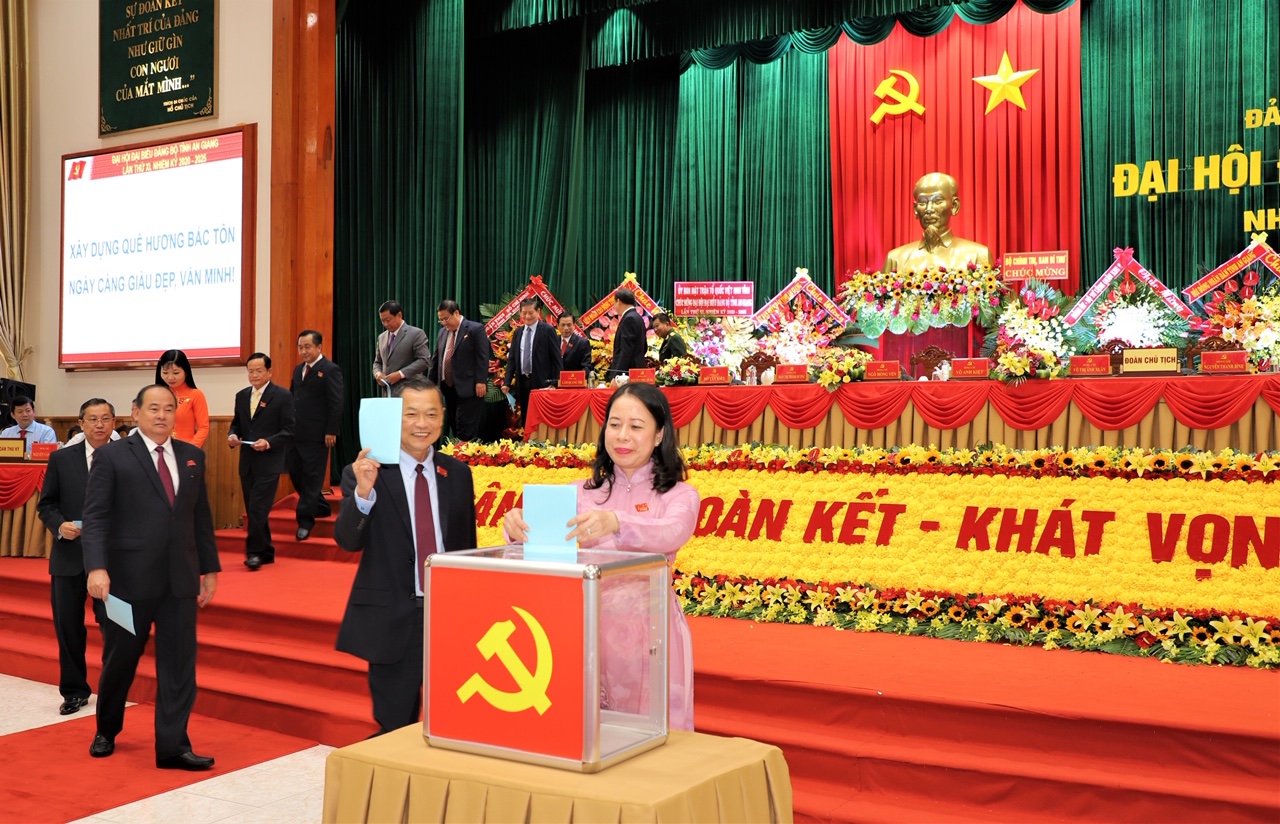 Les délégués votent le nouveau Comité exécutif de l’organisation du Parti d’An Giang pour le mandat 2020-2025.
