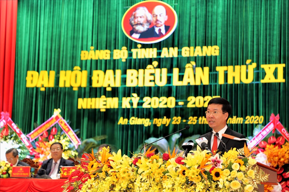 Le chef de la Commission centrale de la propagande et de l’éducation du Parti communiste du Vietnam  Vo Van Thuong s’exprime au congrès. Photo : baoangiang
