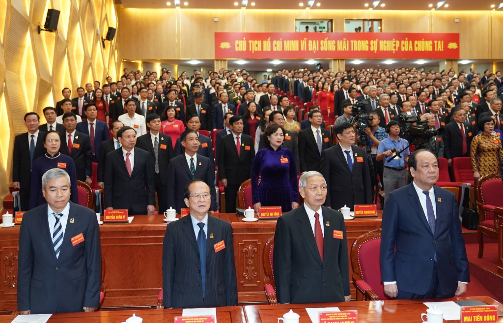 Les délégués ont effectué la cérémonie de lever du drapeau lors de la séance d'ouverture du congrès. Photo : VGP