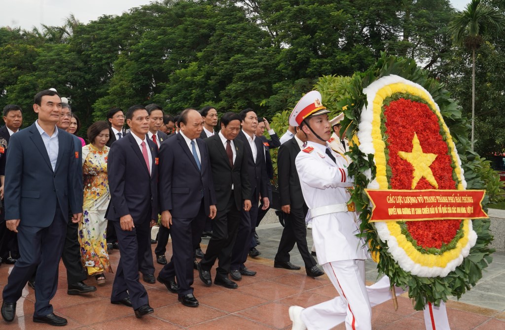 Plus tôt, le matin du 13 octobre, le Premier ministre Nguyen Xuan Phuc est venu offrir de l'encens et des fleurs en hommage des héros morts pour la Patrie au mémorial des martyrs de la Patrie au mémorial des Héros morts pour la Patrie. Photo : VGP