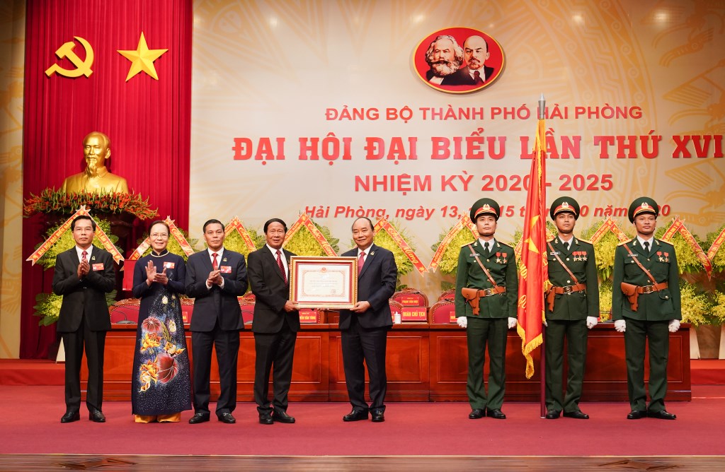 Le Premier ministre Nguyen Xuan Phuc remet l’Ordre Hô Chi Minh à la ville de Hai Phong. Photo: VGP