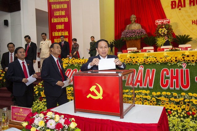 Les délégués élisent le nouveau Comité exécutif du Parti de Khanh Hoa. Photo: dantri