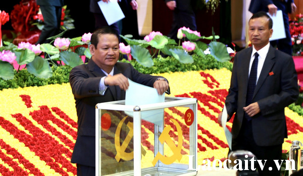 Les délégués lisent le nouveau Comité exécutif du Parti de la province de Lao Cai pour le mandat 2020-2025. Photo: baolaocai