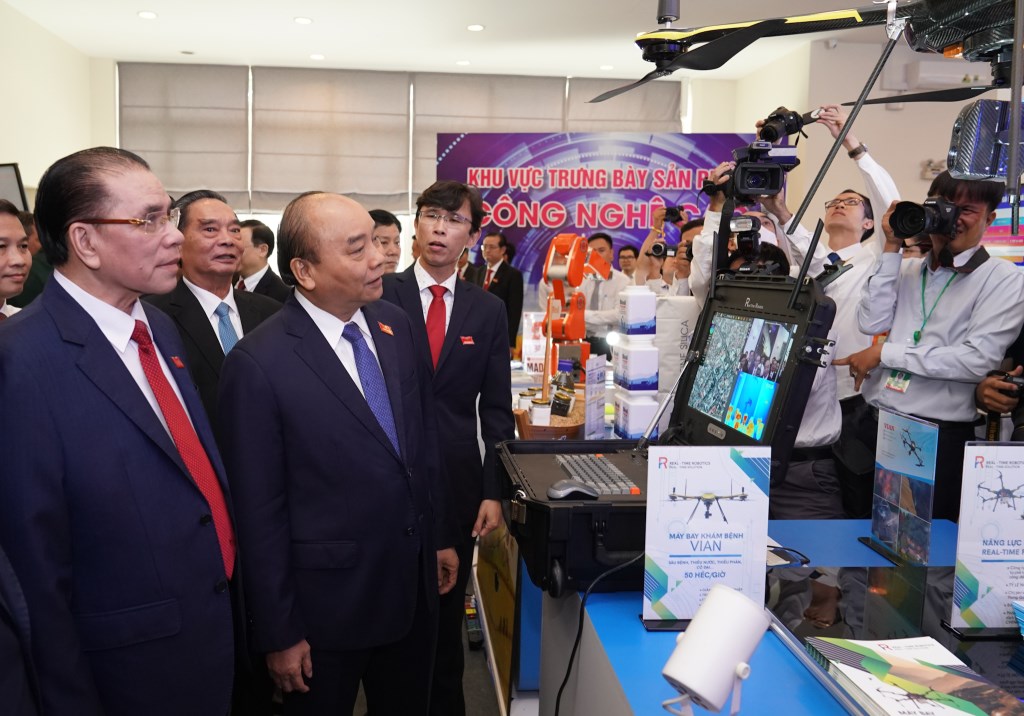 Le Premier ministre Nguyên Xuân Phuc  et des dirigeants visitent l’exposition en marge du congrès. Photo : VGP