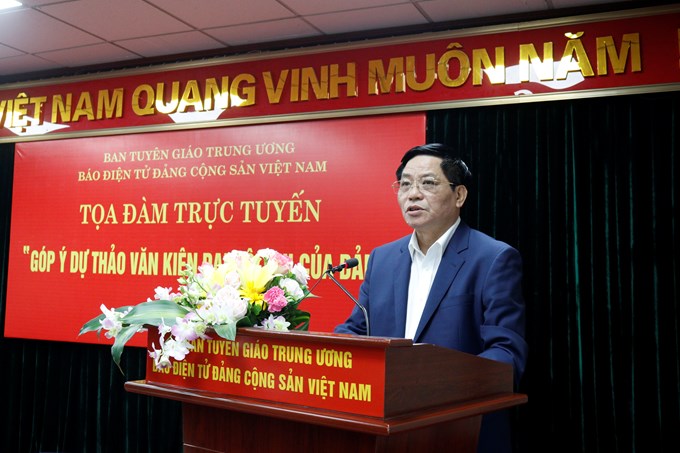 Le rédacteur en chef du Journal en ligne du PCV, Tran Doan Tien s'exprime à l'échange. Photo: CPV