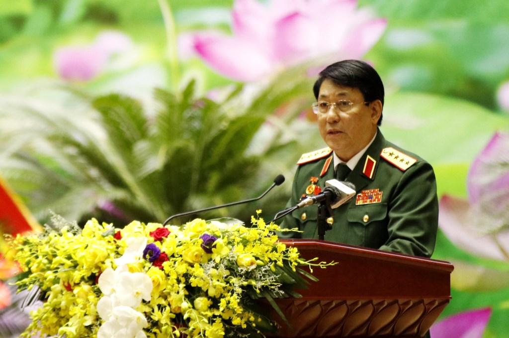 Le général Luong Cuong, secrétaire du Comité central du Parti et membre de la Permanence de la Commission militaire centrale et président du Département général de la politique, présente le rapport politique au congrès.