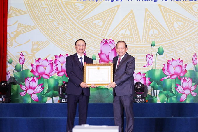 M. Truong Hoa Binh a remis l'Ordre du travail de première classe au vice-ministre des Transports et Communications Le Dinh Tho. Photo: CPV