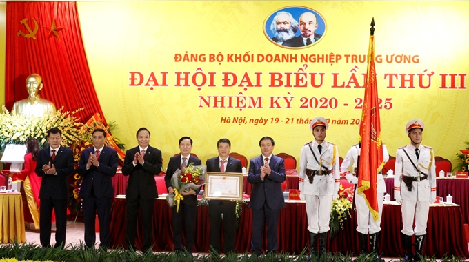 M. Nguyen Xuan Thang remet la médaille du travail de première classe au Comité du Parti du bloc des entreprises de ressort central. Photo: CPV