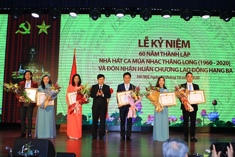 Remise de satisfecit aux organisations et individus. Photo: Vietnamnet