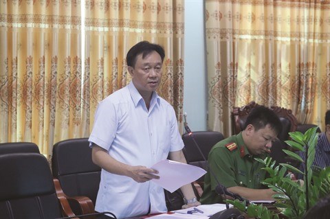 Vùi Van Nguyên (debout), président du Comité populaire du district de Muong Nhé, lors d'un point presse. Photo : CVN