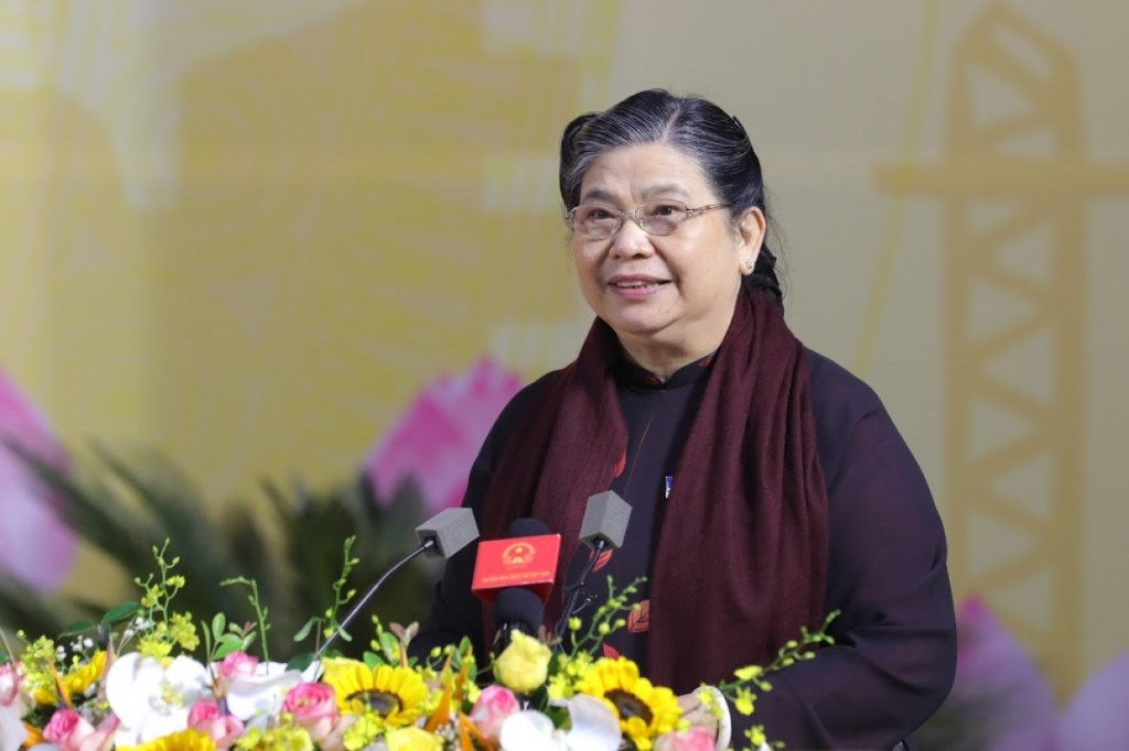 Mme Tong Thi Phong, membre du Politburo, vice-présidente de l'Assemblée nationale prononce un discours lors du congrès. Photo: VNA