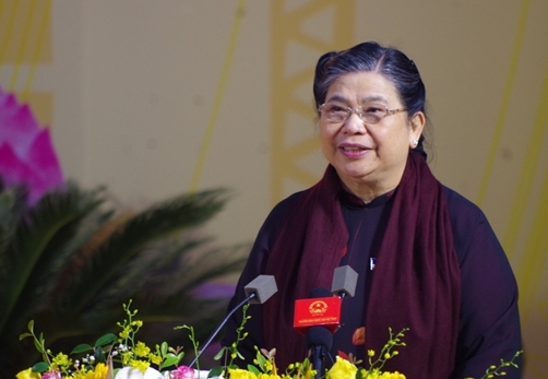 Mme Tong Thi Phong, membre du Politburo, vice-présidente permanente de l'Assemblée nationale s'exprime au congrès. Photo: CPV