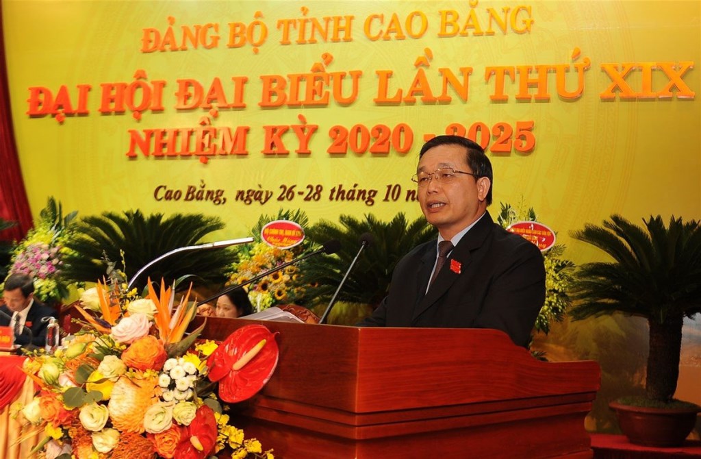 M. Trieu Dinh Le, secrétaire adjoint permanent du Comité provincial du Parti de Cao Bang présente un rapport politique au Congrès. Photo: Baotainguyenmoitruong