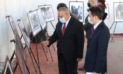 Exposition de photos en l'honneur des 58 ans de relations diplomatiques Vietnam-Algérie