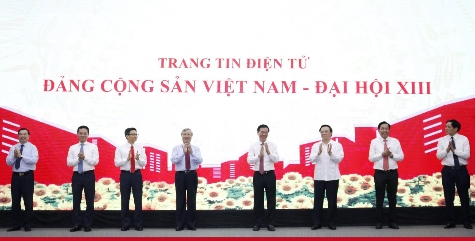 Les dirigeants du Parti et de l'État inaugurent le site sur le 13e Congrès national du PCV. Photo: CPV