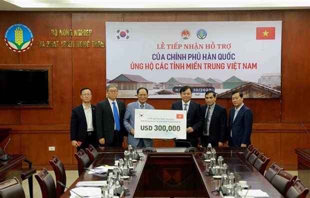 Cérémonie de remise de l'assistance du gouvernement sud-coréen au Vietnam. Photo : VNA