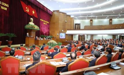 Le travail du personnel domine le 4e jour de travail du 13e Plénum du Comité central du Parti