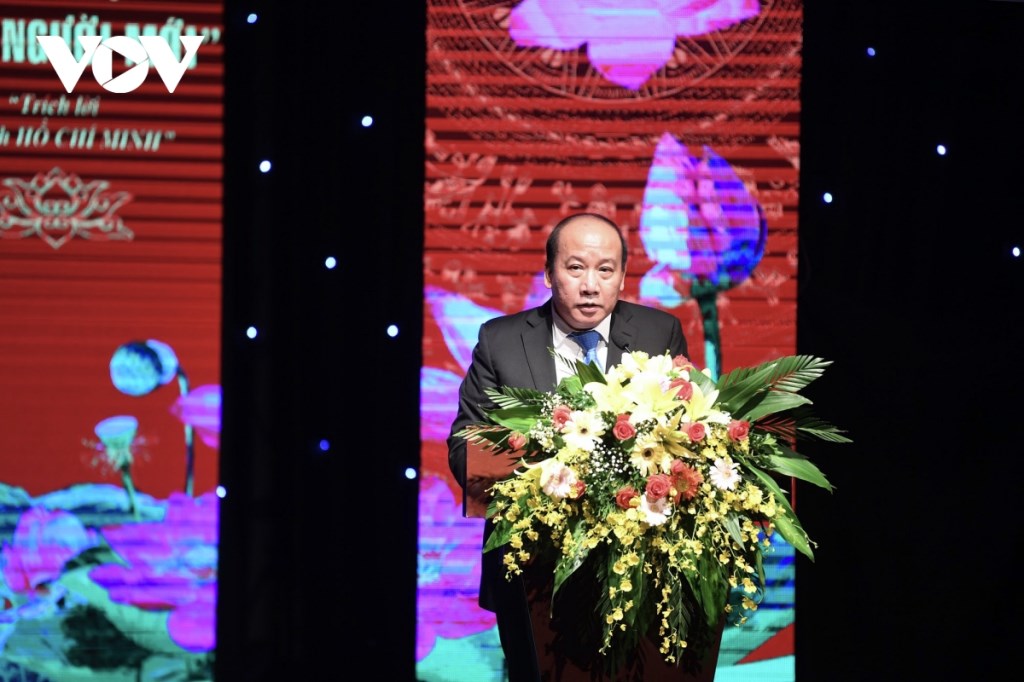 Le vice-président de la VOV Tran Minh Hung présente le rapport de bilan des activités d’émulation et de récompense de la VOV pendant la période 2015-2020. Photo : VOV
