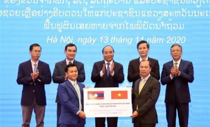 Remise symbolique de 1.000 tonnes de riz au Laos pour soutenir les sinistrés des intempéries