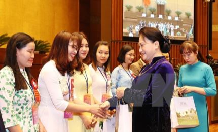 La présidente de l’AN Nguyên Thi Kim Ngân rencontre des enseignants exemplaires de 2020