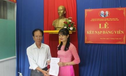 Kon Tum veille au développement des membres du Parti dans l'entreprise