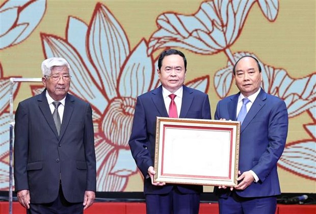 Le Premier ministre Nguyen Xuan Phuc (droite) remet l'Ordre Ho Chi Minh à Tran Thanh Man, président du Comité central du Front de la Patrie du Vietnam. Photo : VNA