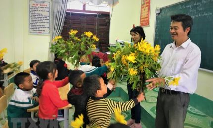 Les enseignants élèvent des élèves demi-pensionnaires dans les zones frontalières