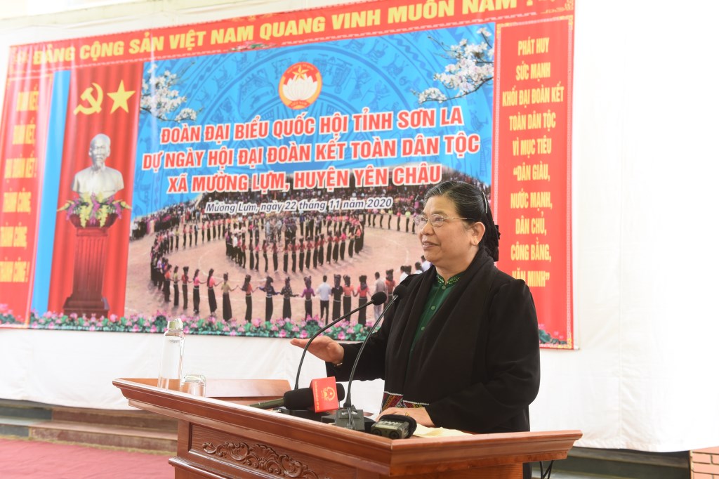 La vice-présidente de l’Assemblée nationale Tong Thi Phong s’exprime à la Fête de la grande solidarité de la commune de Muong Lum. Photo : ĐBND