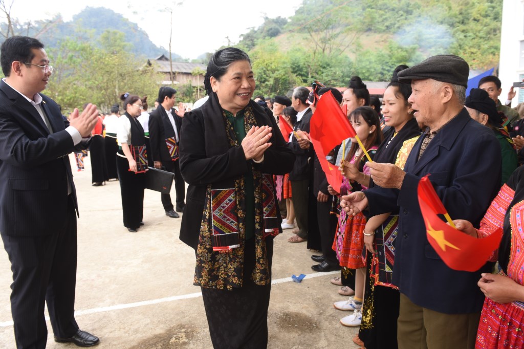 La vice-présidente de l’Assemblée nationale Tong Thi Phong et les habitants à la Fête de la grande solidarité de la commune de Muong Lum. Photo : ĐBND