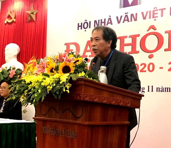 Le poète Nguyen Quang Thieu a été élu président de cette association pour le mandat 2020-2025. Photo: CPV