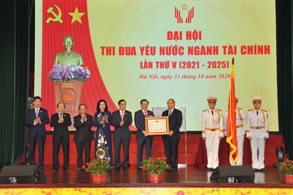 Le ministre des Finances Dinh Tien Dung reçoit la médaille de l'Indépendance de première classe décernée par le Premier ministre. Photo: TCTC
