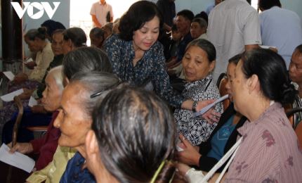 La vice-présidente de la République offre des cadeaux à des victimes des inondations à Thua Thien Hue