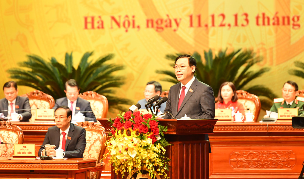 Le membre du Bureau politique et secrétaire du Comité municipal du Parti Vuong Dinh Huê s’adresse au 17e Congrès du Comité du Parti de Hanoi. Photo : Kinhtedothi