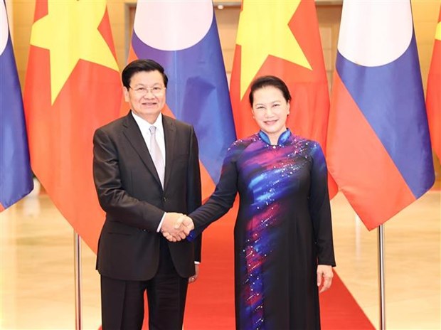 La présidente de l’Assemblée nationale vietnamienne, Nguyen Thi Kim Ngan, et le Premier ministre lao, Thongloun Sisoulith. Photo: VNA
