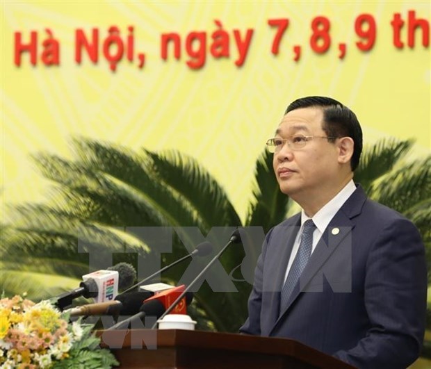 Le membre du Politburo et secrétaire du Comité du Parti de Hanoi, Vuong Dinh Huê, s'exprime lors de l'ouverture de la 18e réunion du Conseil populaire municipal. Photo: VNA