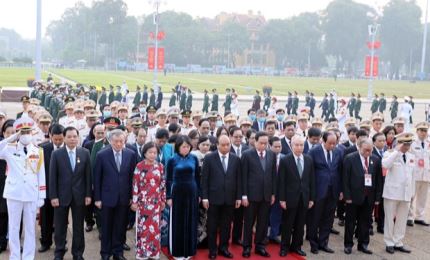 Hommage au Président Hô Chi Minh à l’occasion du 10e Congrès national d'émulation patriotique