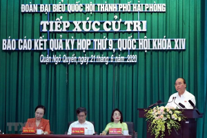 Le Premier ministre rencontre des électeurs à Hai Phong