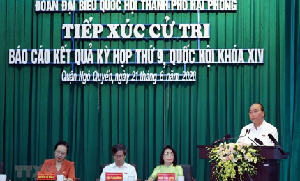 Le Premier ministre rencontre des électeurs à Hai Phong