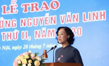 Remise du prix Nguyen Van Linh aux cadres syndicaux exemplaires