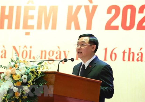 Le secrétaire du Comité du Parti de Hanoï Vuong Dinh Hue s'exprime au congrès. Photo: VNA
