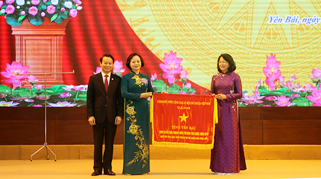 La vice-présidente  a remis le drapeau d'émulation du Premier ministre à la province de Yen Bai. Photo: Baoyenbai