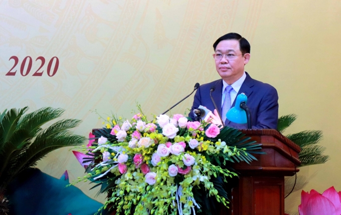 Le secrétaire du Comité municipal du Parti Vuong Dinh Hue prononçant un discours lors du congrès. Photo: CPV