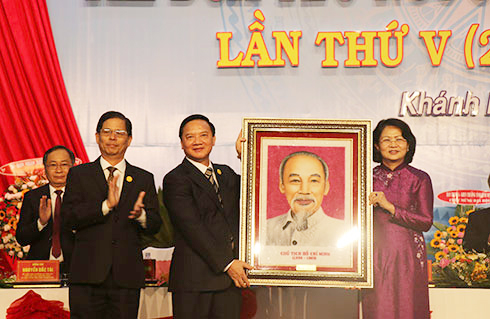 Lors de la cérémonie, Dang Thi Ngoc Thinh a offert un portrait de l'Oncle Ho au Comité du Parti, aux autorités, et aux habitants de la province. Photo: baokhanhhoa