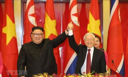 Le SG et président Nguyen Phu Trong félicite le SG du Parti du Travail de Corée Kim Jong-un
