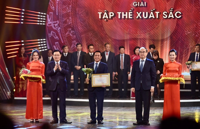 Le journal en ligne du Parti communiste du Vietnam s’est distingué en tant qu'un des collectifs exceptionnels lors de la cérémonie de remise des prix de la 5e édition du Prix national du journalisme sur l'édification du Parti. Photo: CPV