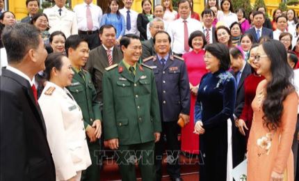 Dang Thi Ngoc Thinh rencontre des personnes exemplaires de Vinh Long