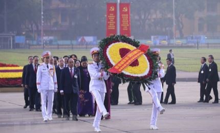 13e Congrès du Parti: les dirigeants rendent hommage au Président Hô Chi Minh