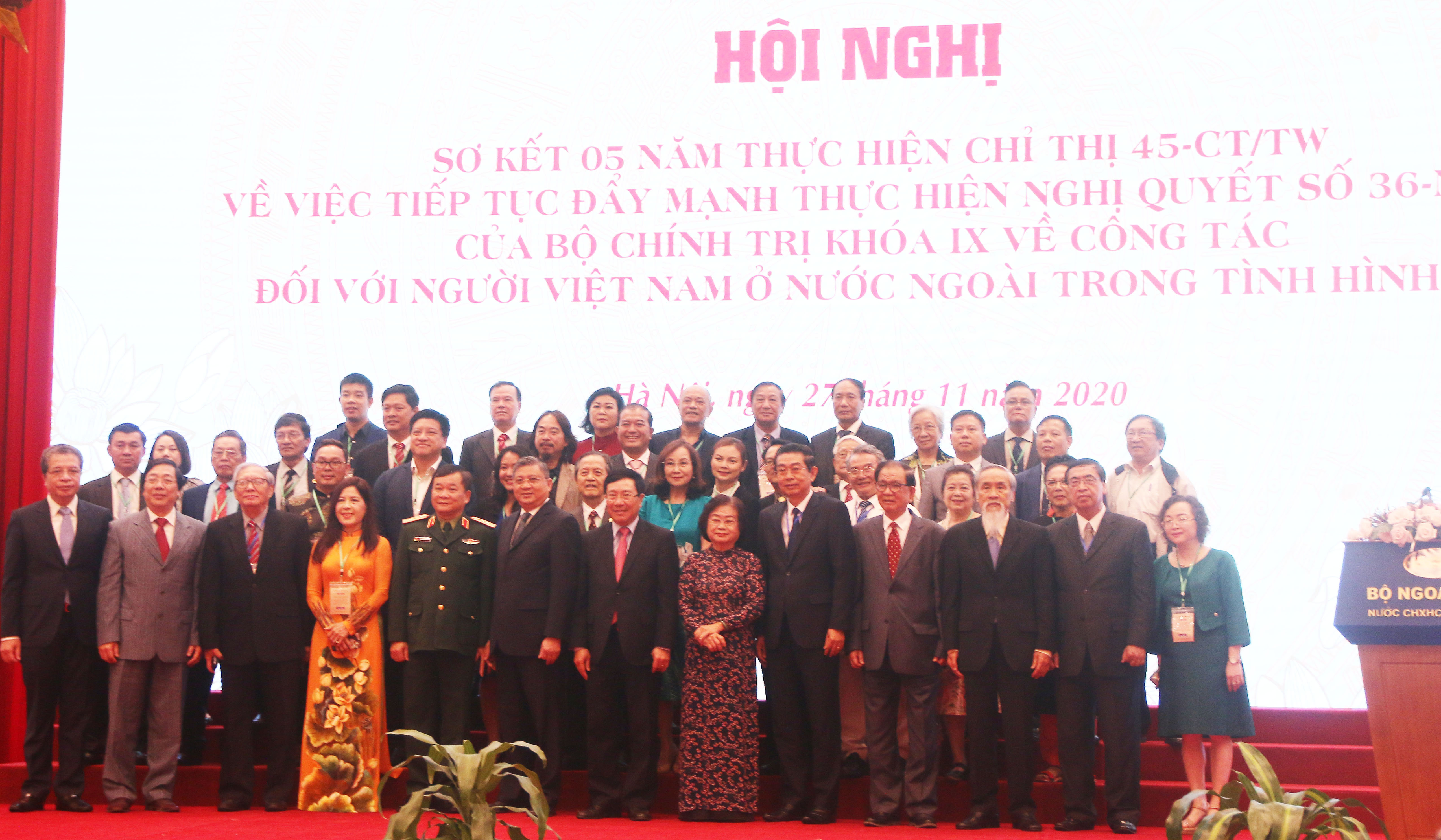 Des dirigeants du Parti et de l'Etat et des délégués lors de la conférence de bilan du travail lié aux Viet Kieu (Vietnamiens résidants à l’étranger) tenue le 27 novembre 2020 à Hanoï. Photo : CPV