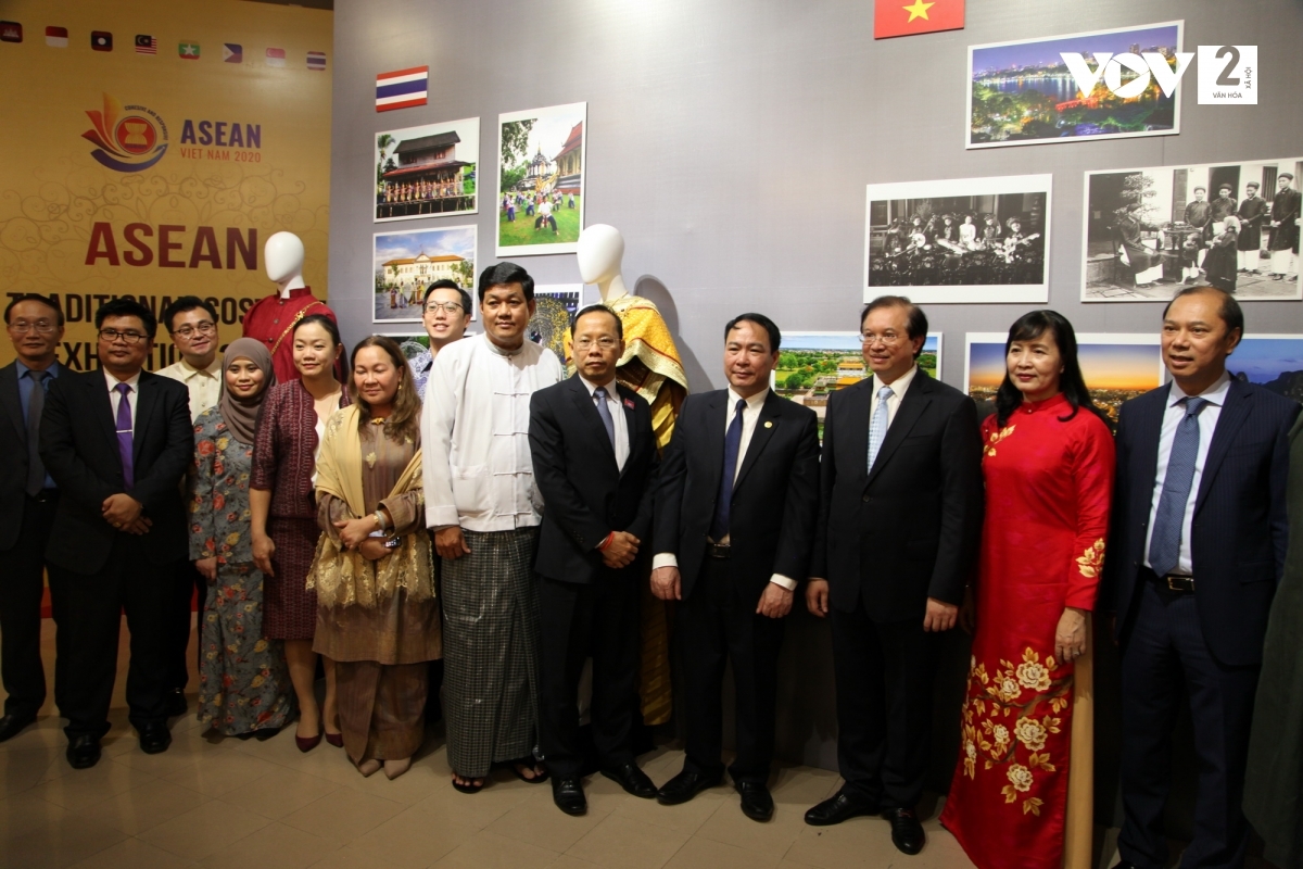 Cérémonie d’ouverture de «Costumes traditionnels des pays de l’ASEAN 2020». Photo : Minh Duy